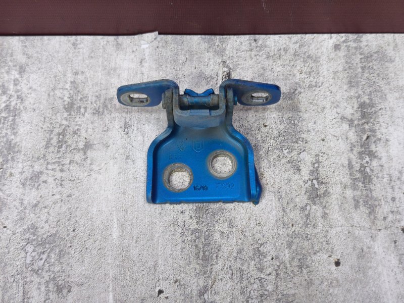 Петля двери