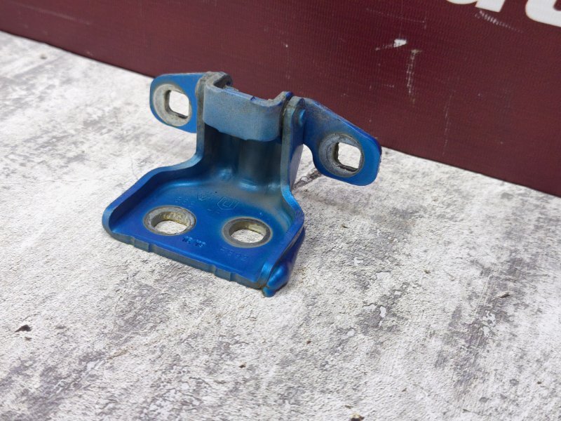 Петля двери