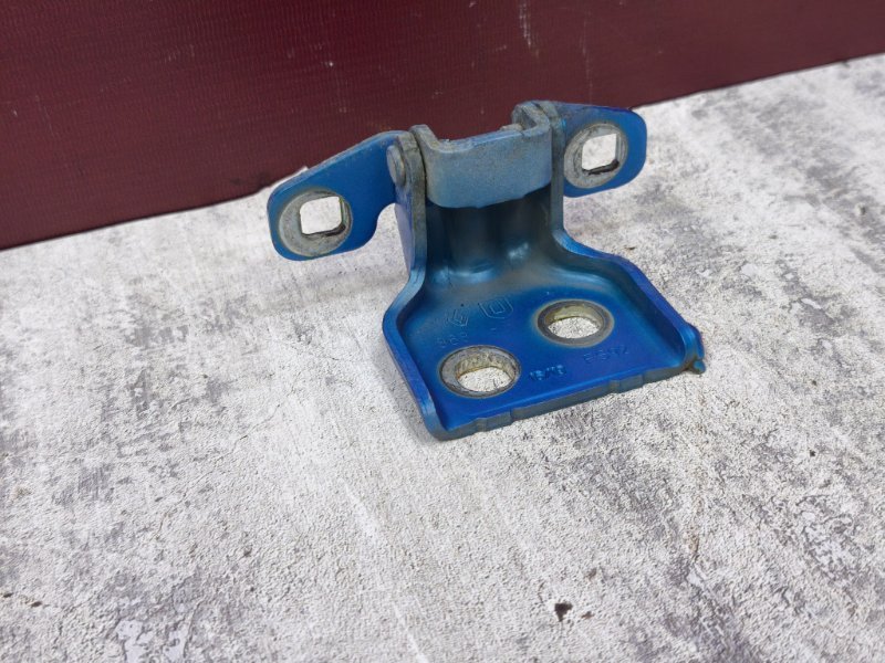 Петля двери