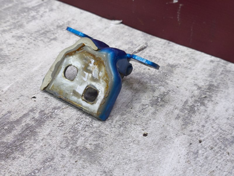 Петля двери