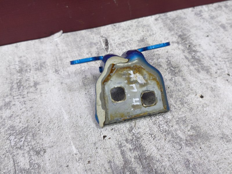 Петля двери