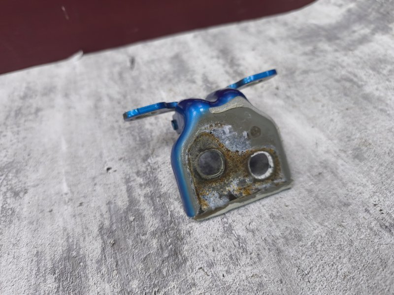 Петля двери