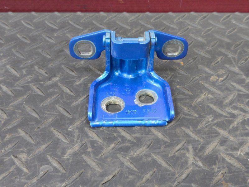 Петля двери