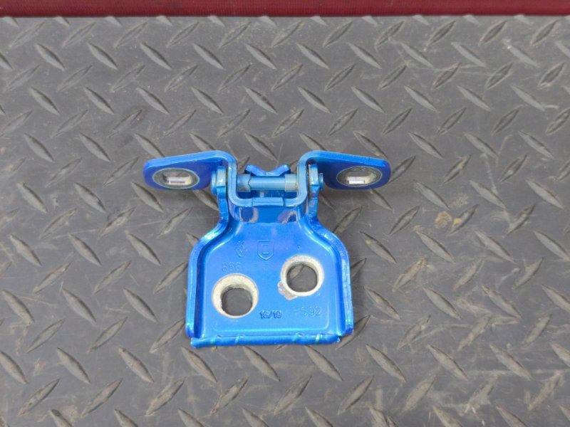 Петля двери