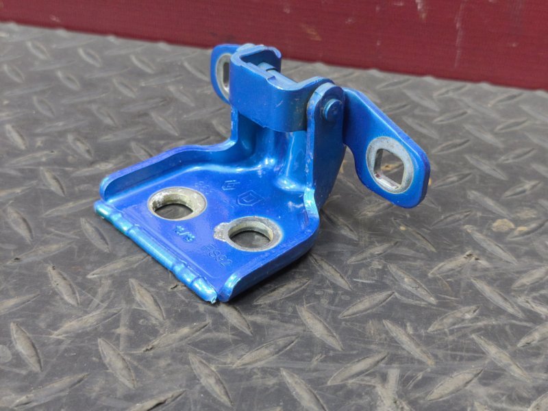 Петля двери