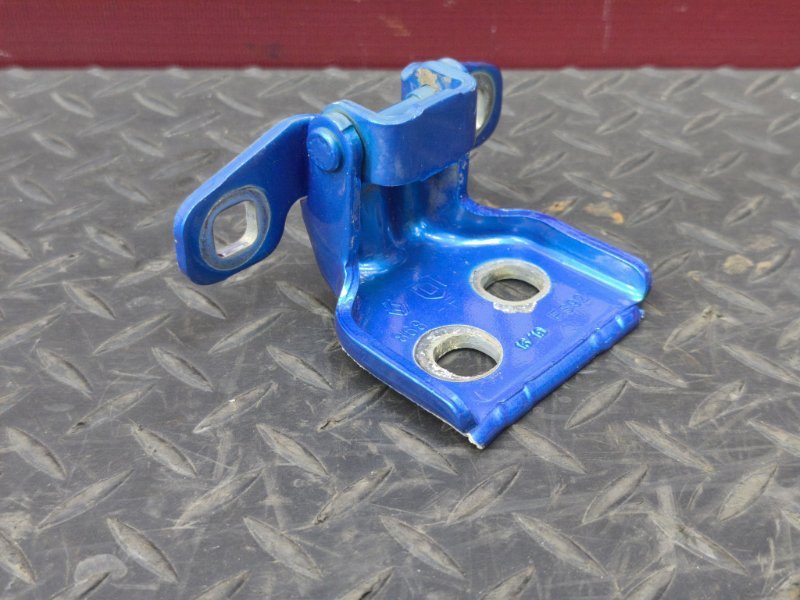 Петля двери