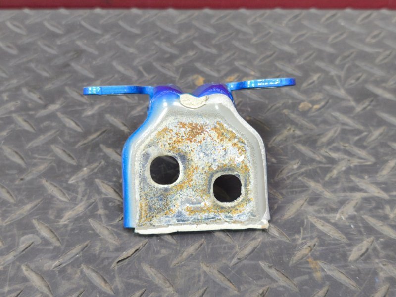 Петля двери