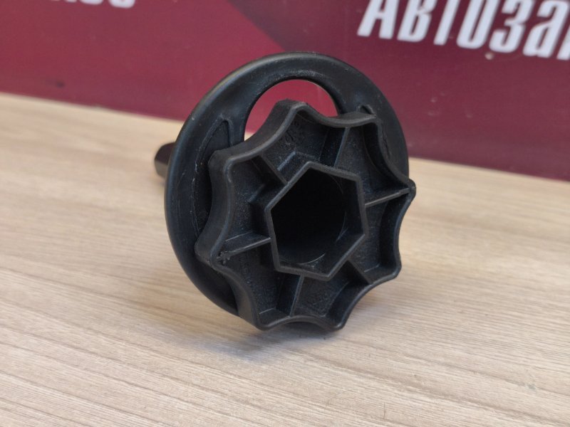 Крепление запасного колеса