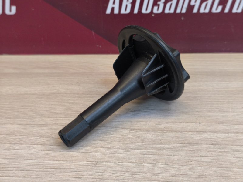 Крепление запасного колеса