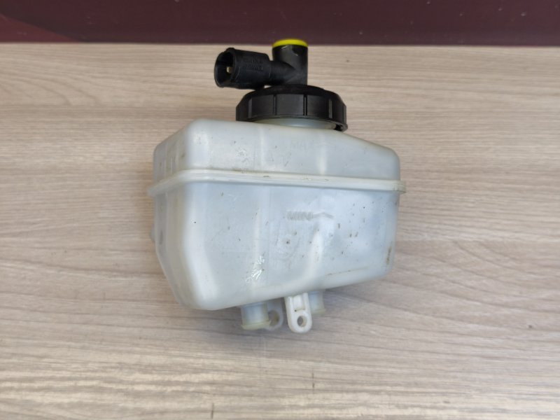 Бачок главного тормозного цилиндра