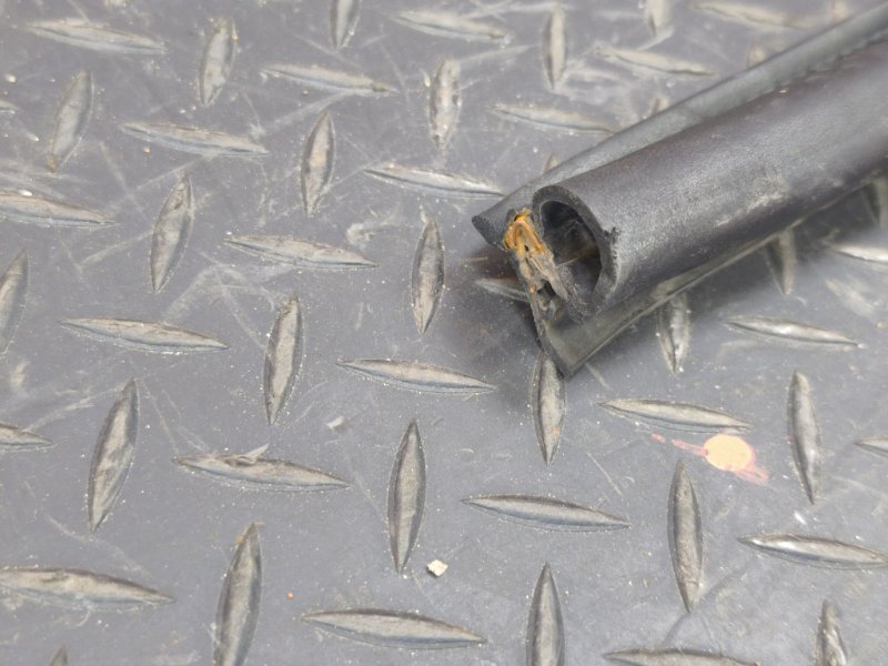 Уплотнитель багажника