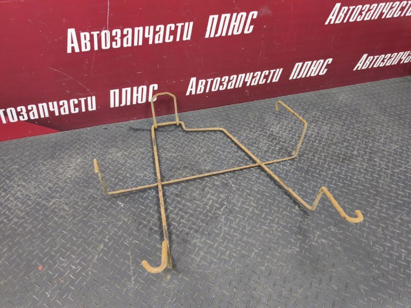 Крепление запасного колеса