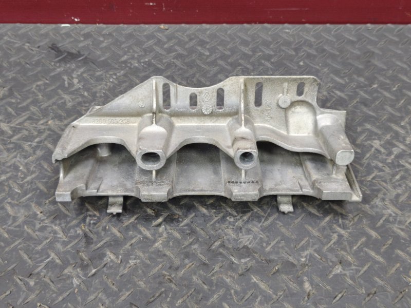 Кронштейн впускного коллектора