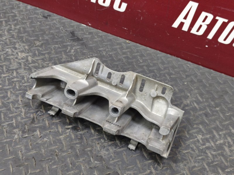 Кронштейн впускного коллектора