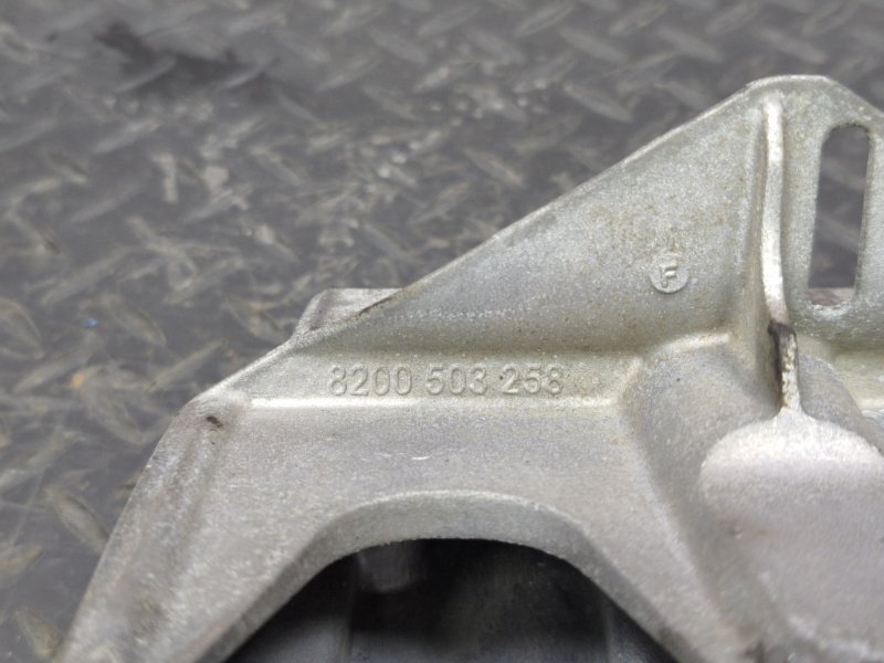 Кронштейн впускного коллектора