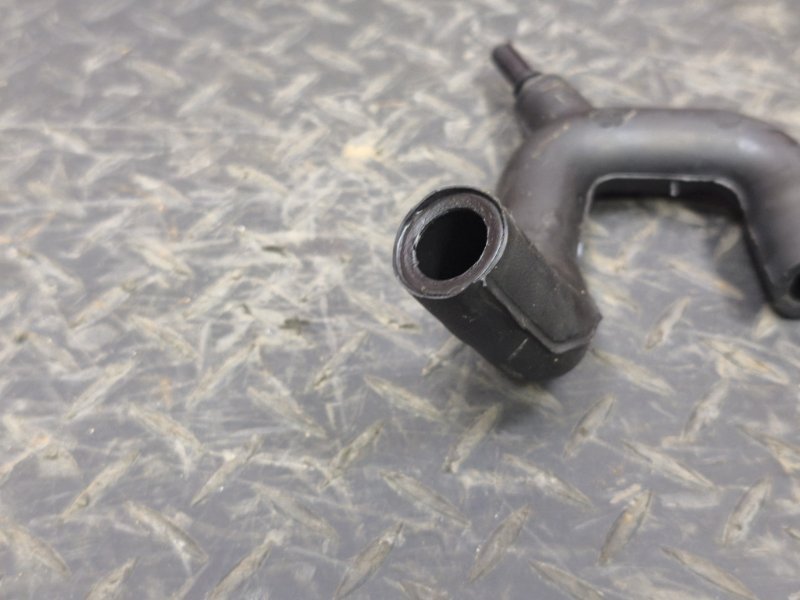 Патрубок вентиляции картерных газов