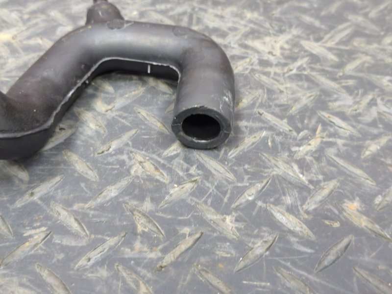 Патрубок вентиляции картерных газов