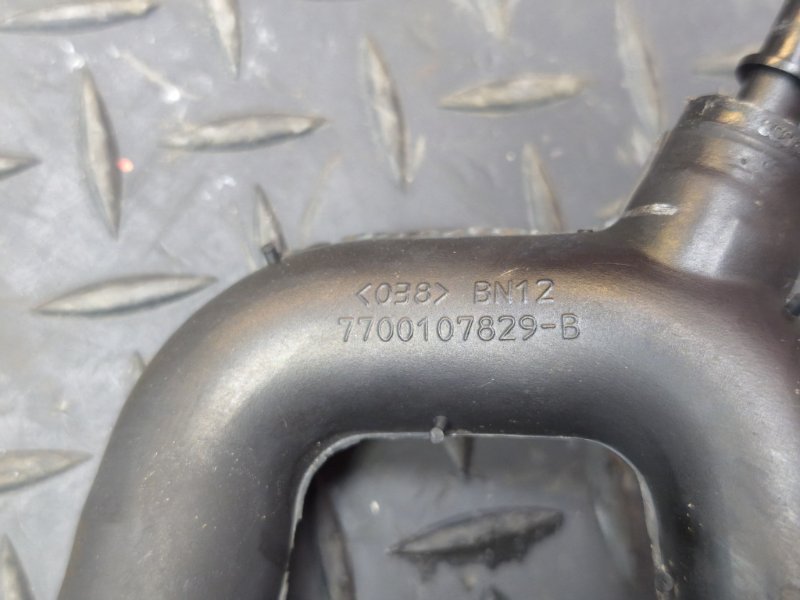 Патрубок вентиляции картерных газов