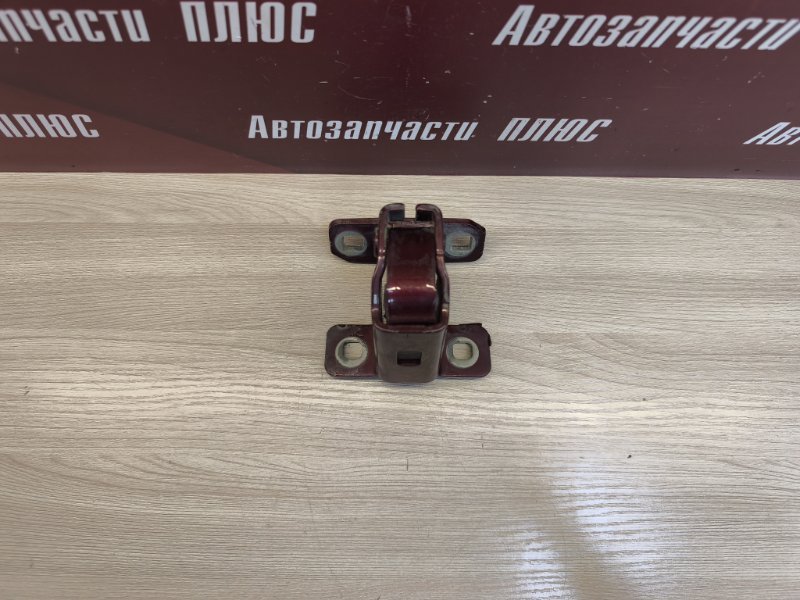 Петля двери багажника