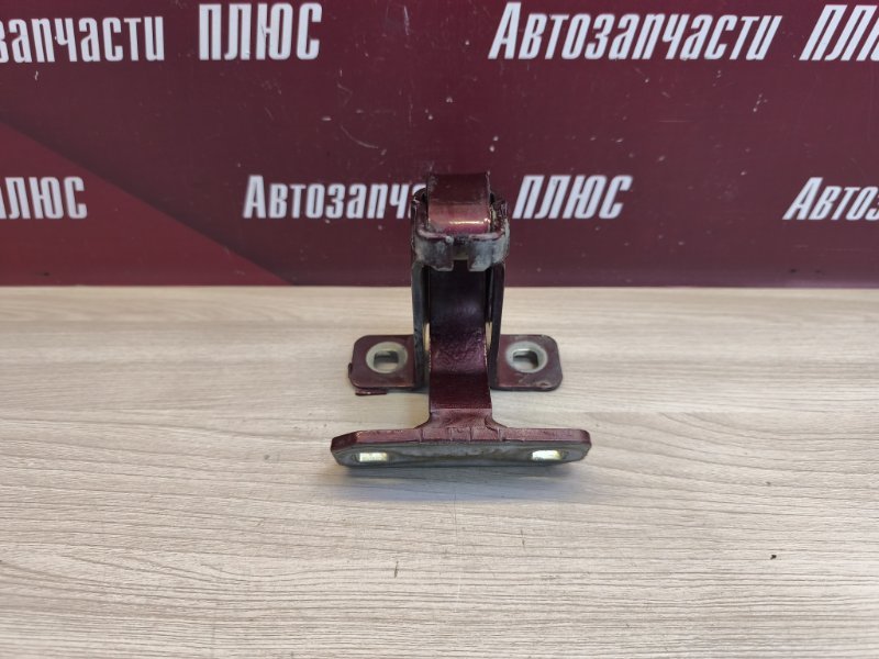 Петля двери багажника
