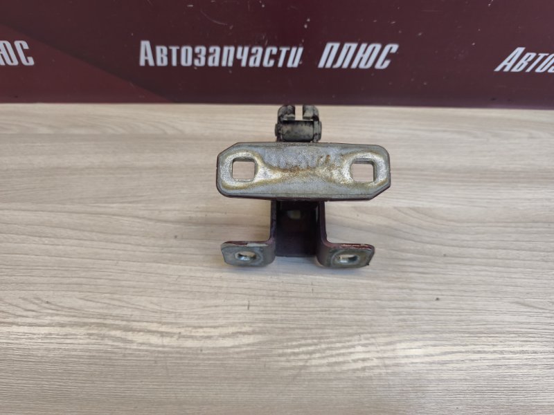 Петля двери багажника