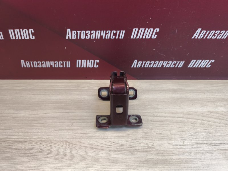 Петля двери багажника