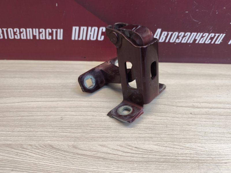 Петля двери багажника