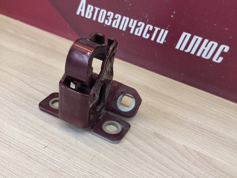 Петля двери багажника
