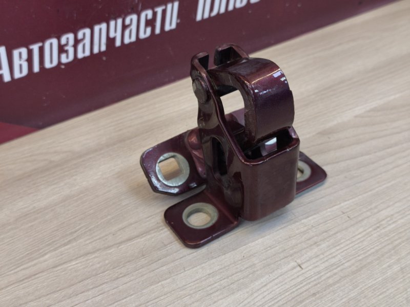 Петля двери багажника