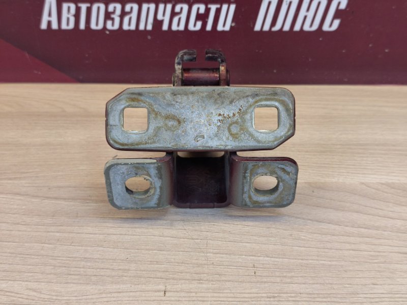 Петля двери багажника