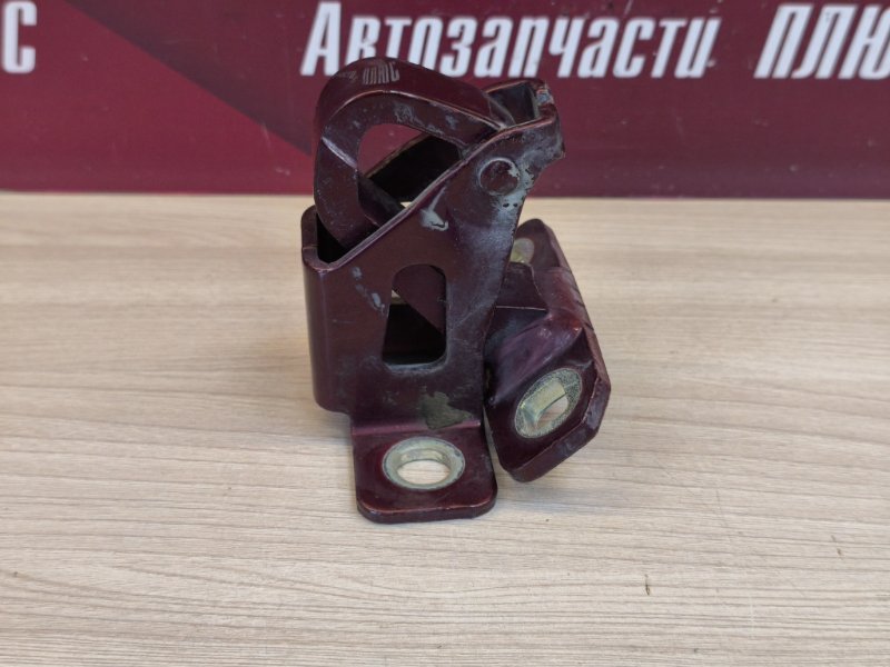 Петля двери багажника