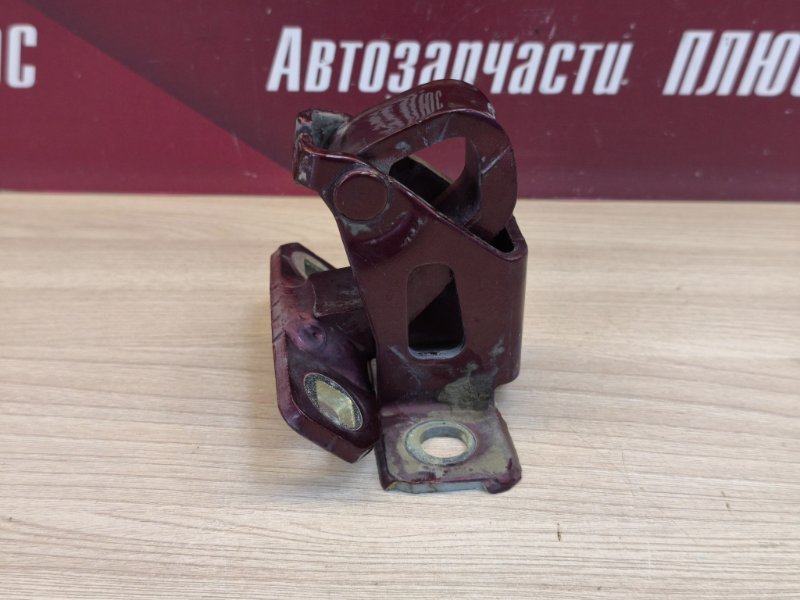 Петля двери багажника