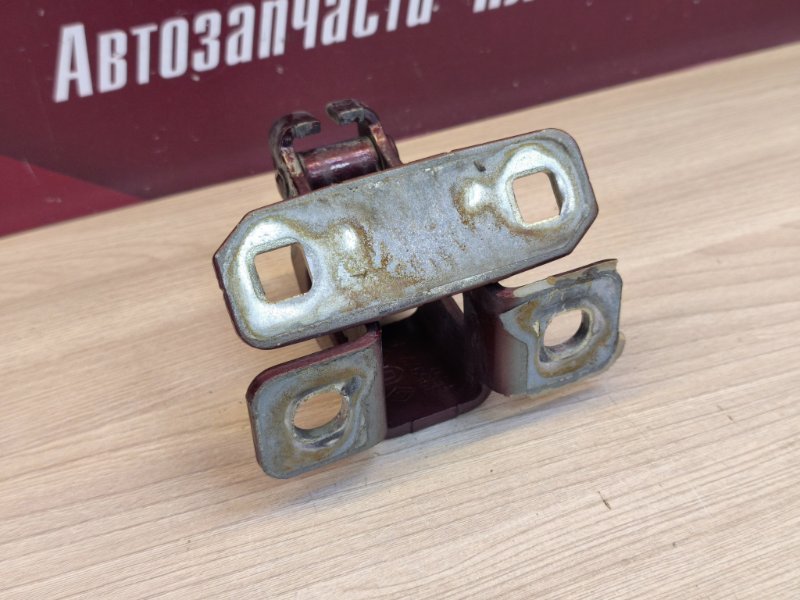 Петля двери багажника