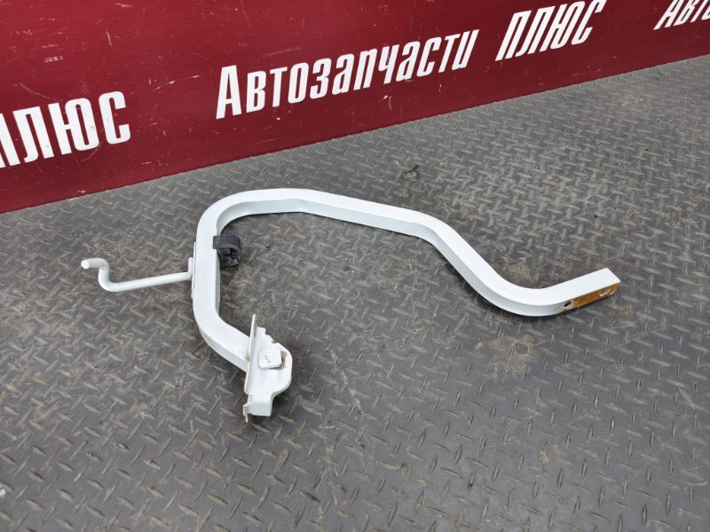 Петля крышки багажника