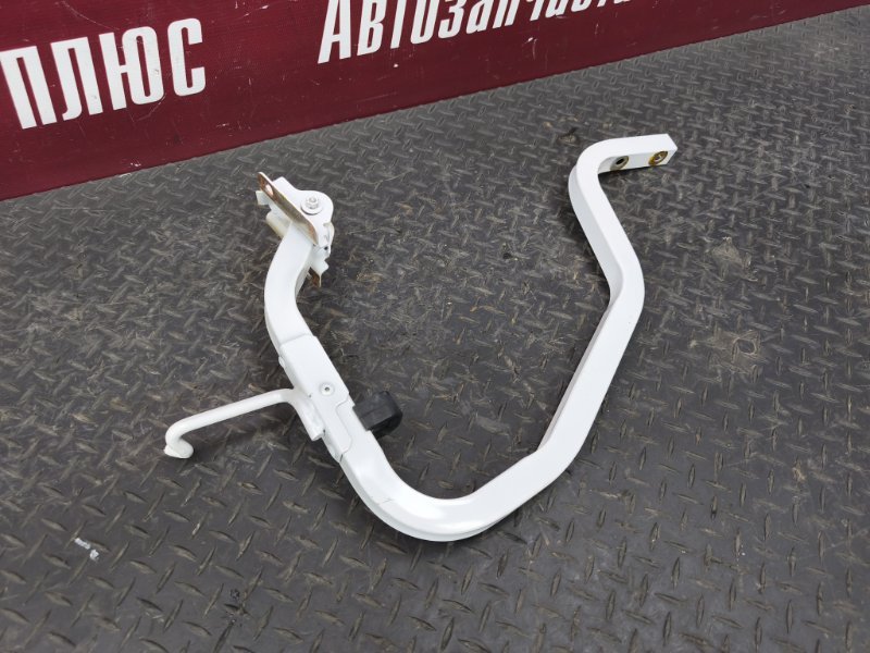 Петля крышки багажника