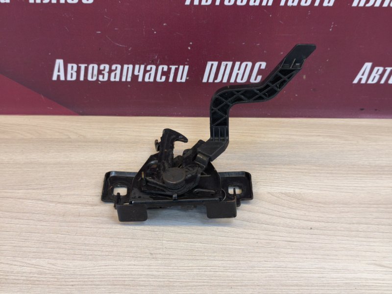 Замок капота