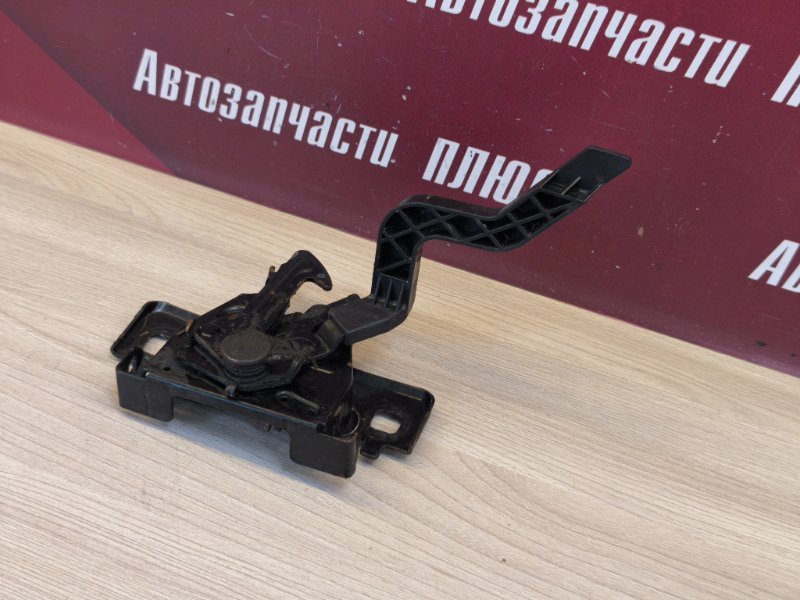 Замок капота