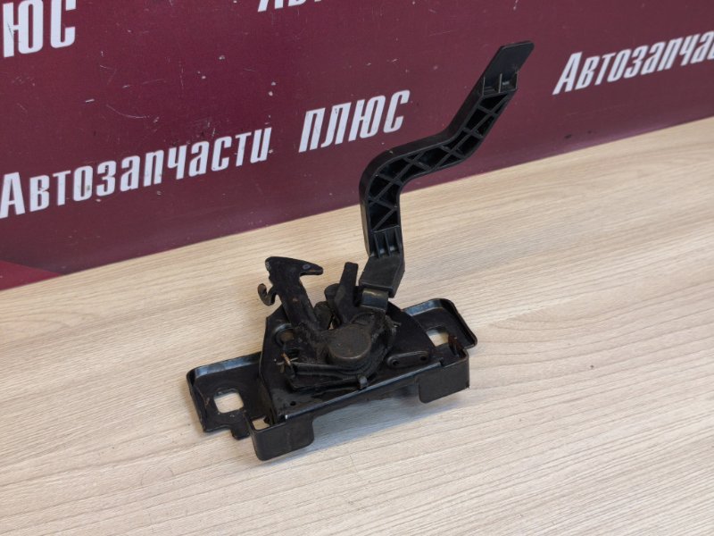 Замок капота