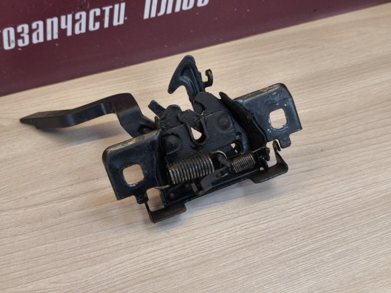 Замок капота