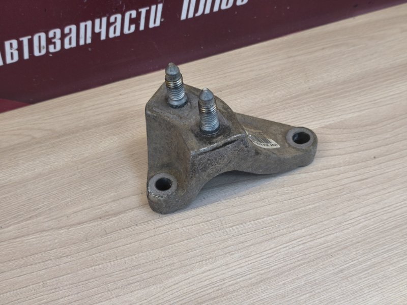 Кронштейн опоры двигателя